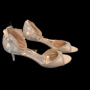 Badgley Mischka size 8 1/2 ivory wedding/ formal shoe